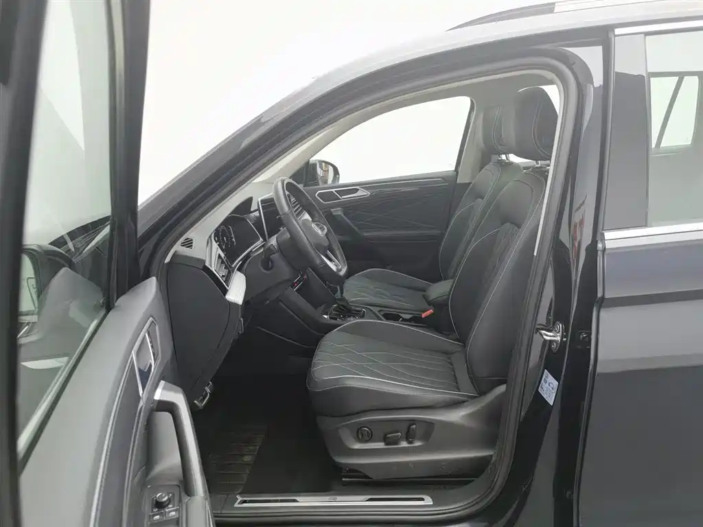 Volkswagen Tiguan L 2023 — фото 10