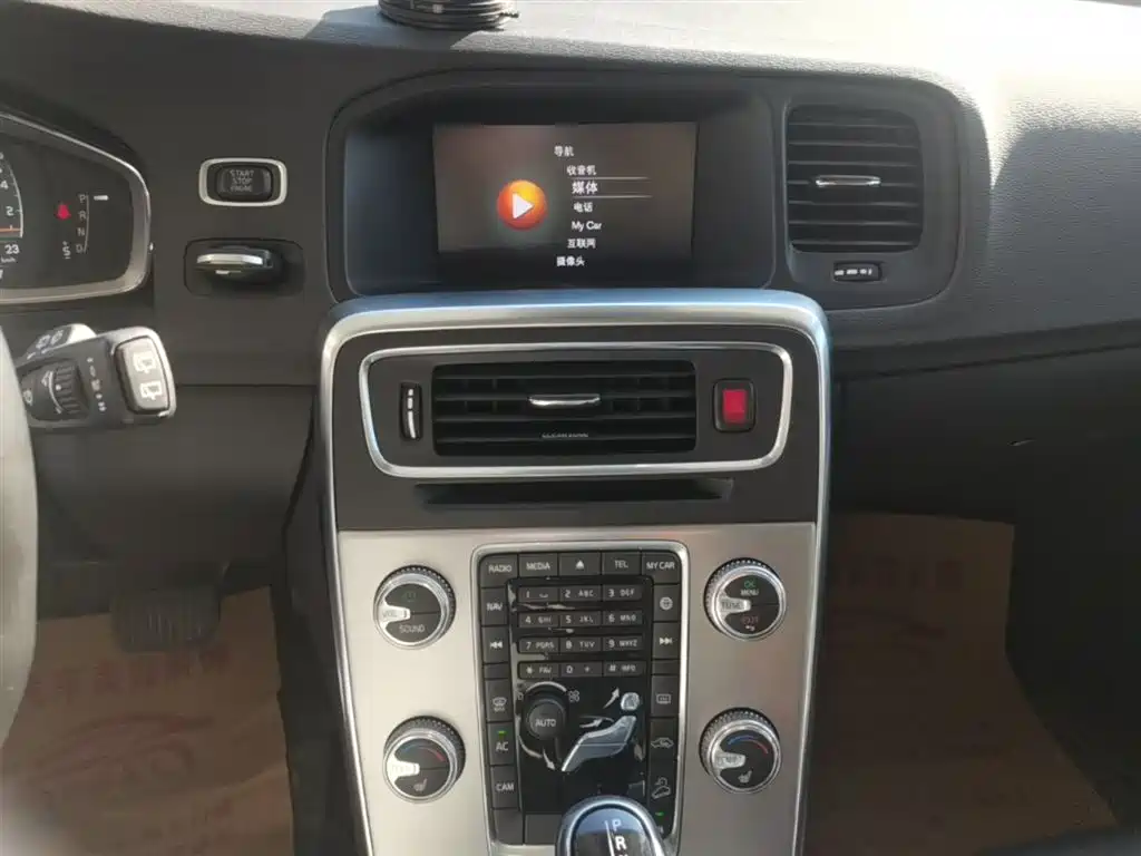 Volvo V60 2018 — фото 13