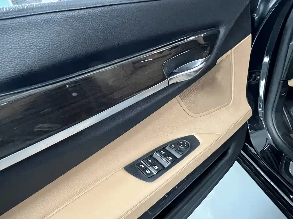 BMW 7 Series 2012 — фото 9