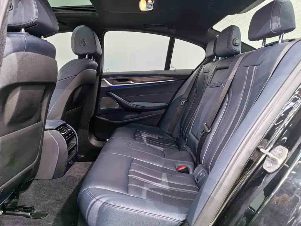 BMW 5 Series 2019 — фото 16