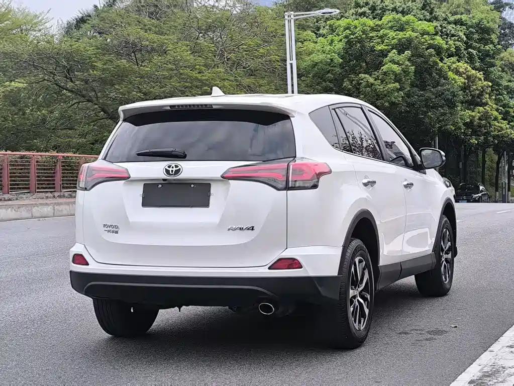 Toyota RAV4 2017 — фото 4