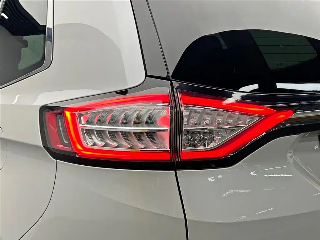 Ford Edge 2018 — фото 10
