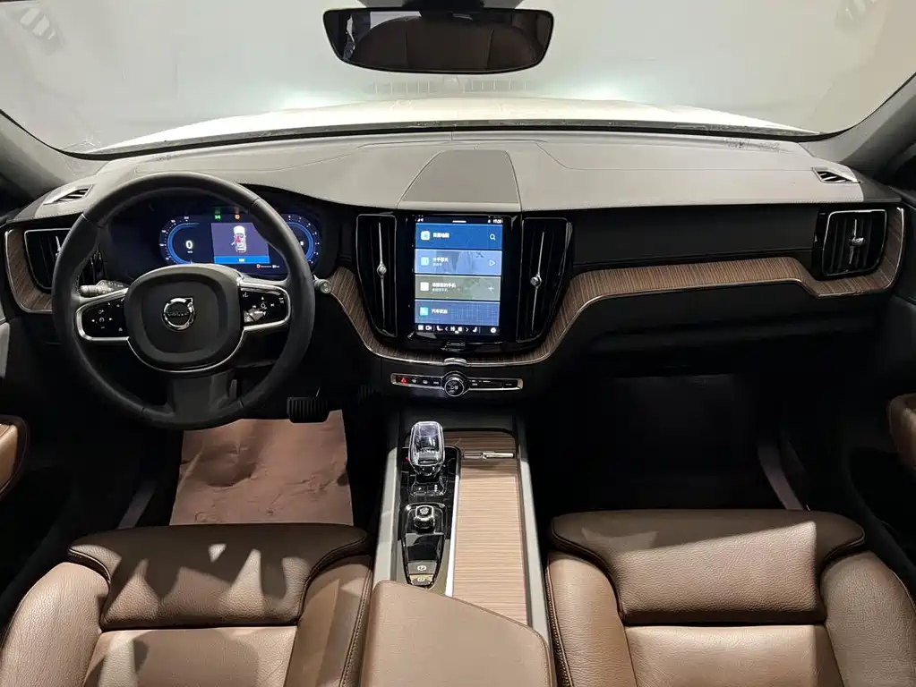 Volvo XC60 2025 — фото 8