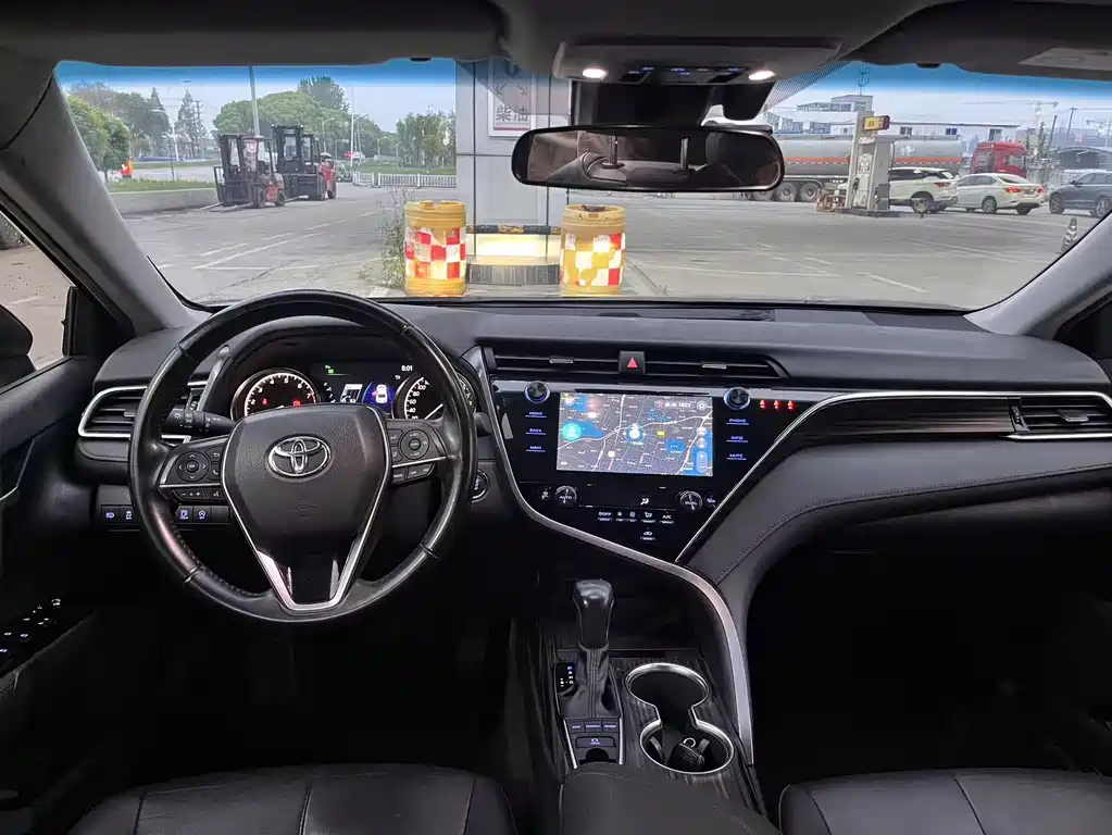 Toyota Camry 2019 — фото 12