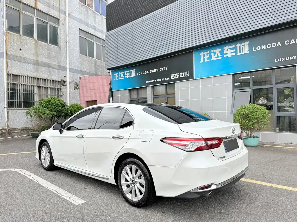 Toyota Camry 2023 — фото 4