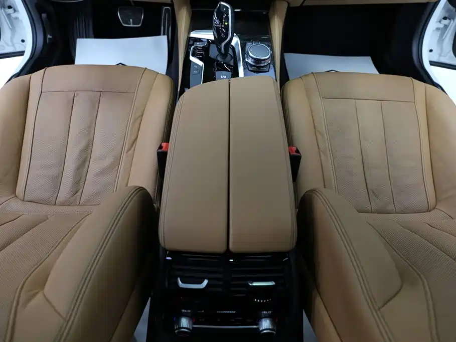 BMW 5 Series 2018 — фото 10