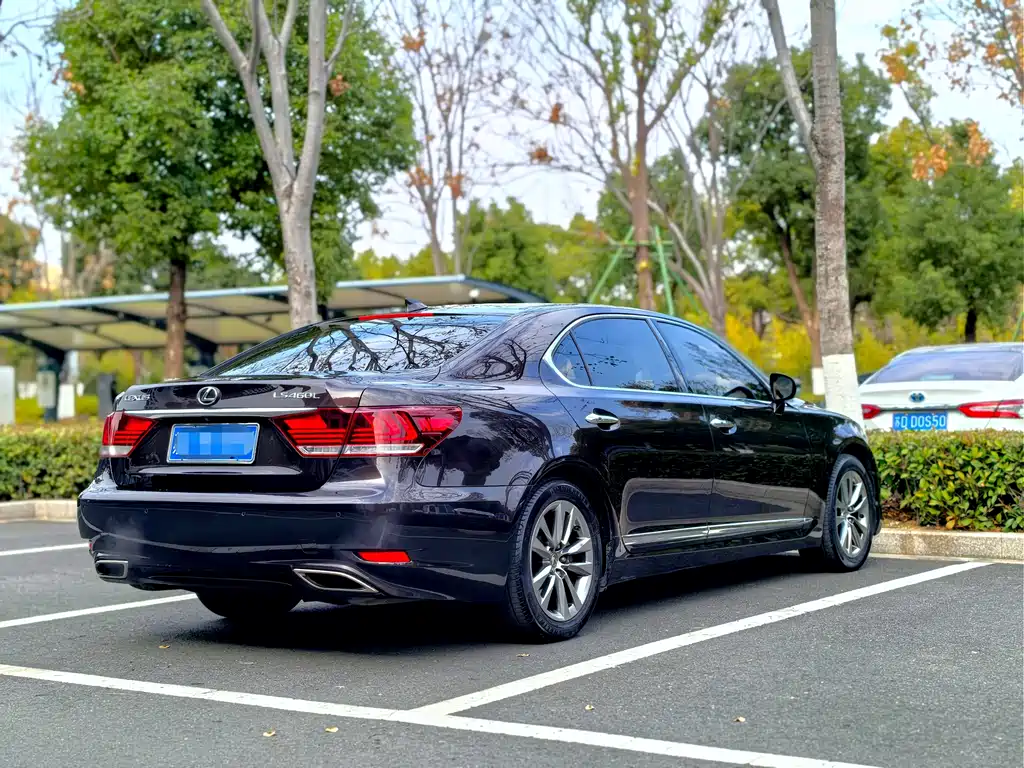 Lexus LS 2015 — фото 16