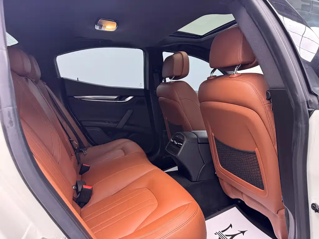 Maserati Ghibli 2019 — фото 18
