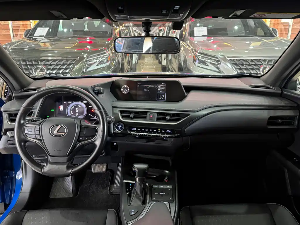 Lexus UX 2019 — фото 12