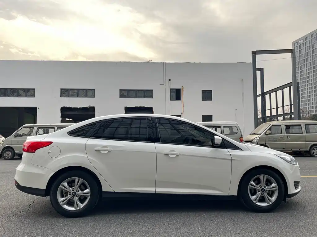 Ford Focus 2017 — фото 14