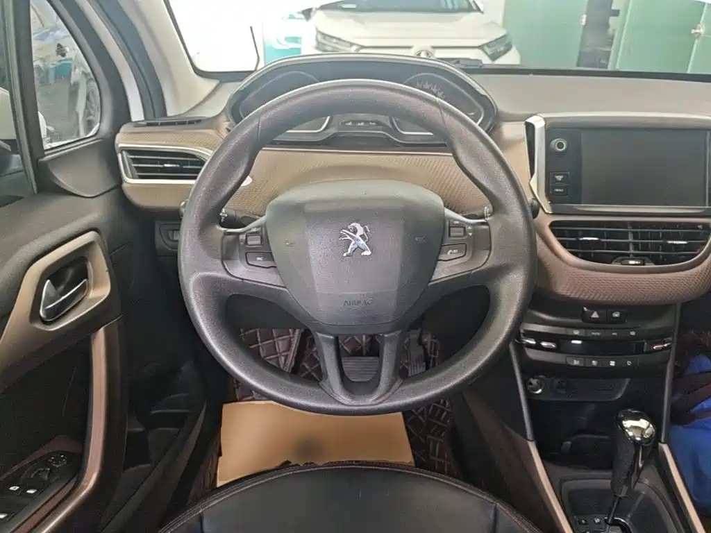Peugeot 2008 2015 — фото 11