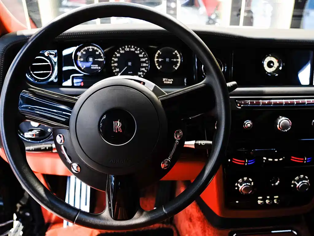 Rolls-Royce Phantom 2014 — фото 15