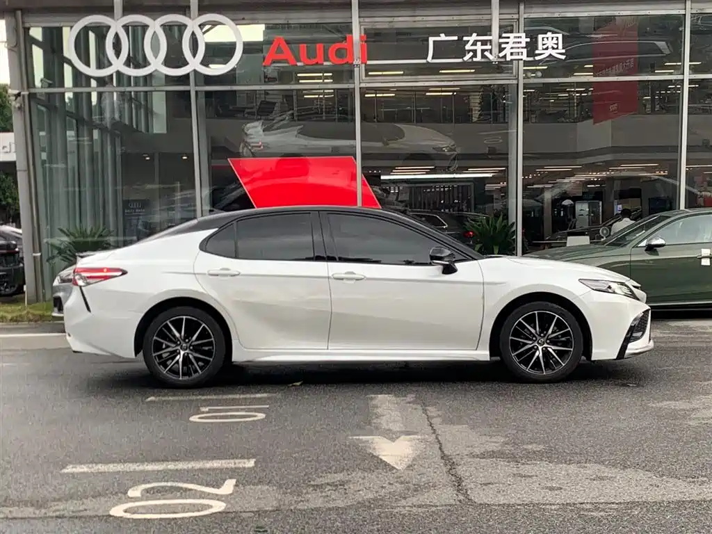 Toyota Camry 2022 — фото 8