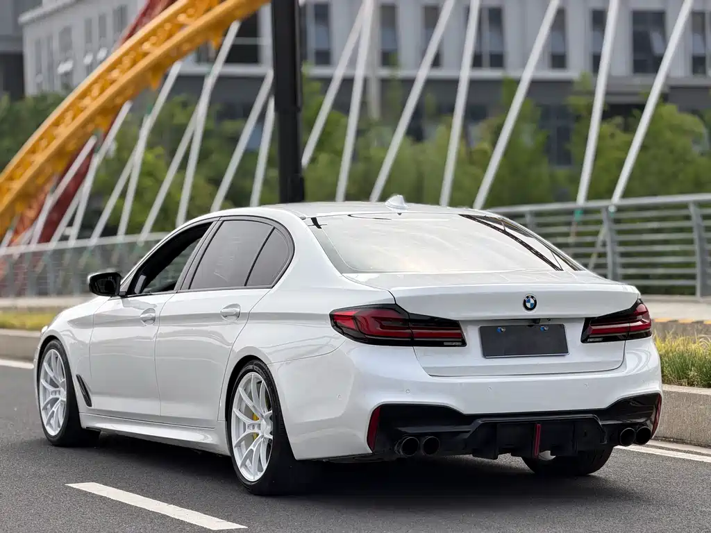 BMW 5 Series 2018 — фото 11