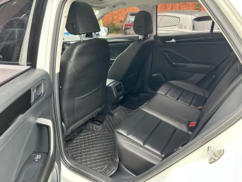 Volkswagen T-Roc 2023 — фото 13