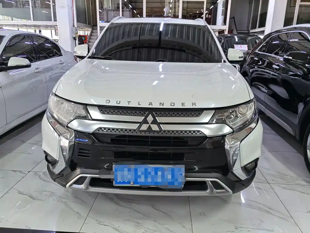 Mitsubishi Outlander 2019 — фото 2