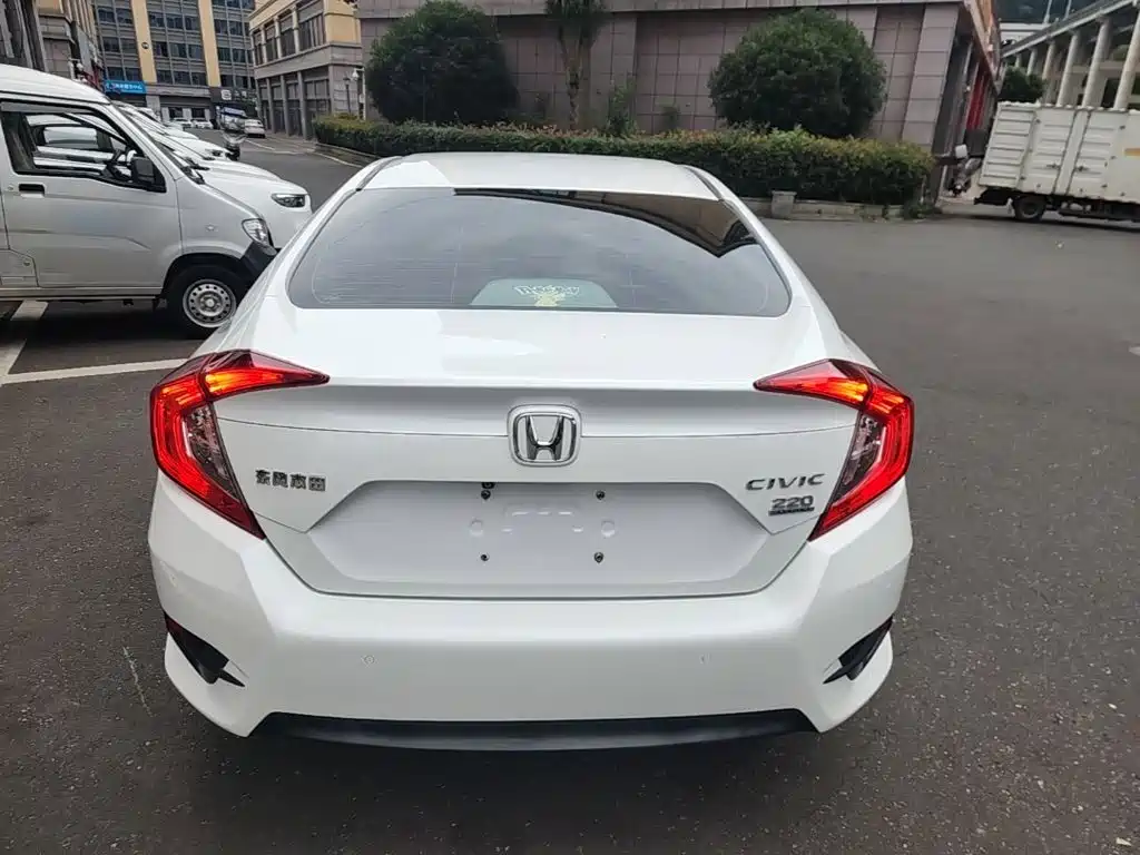 Honda Civic 2018 — фото 6