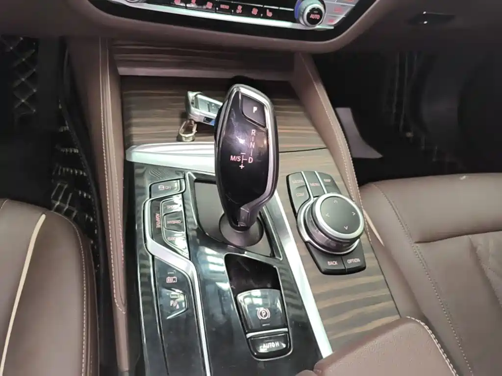 BMW 5 Series New Energy 2022 — фото 14