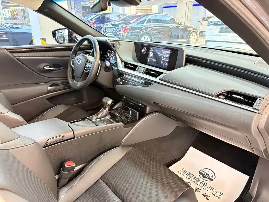 Lexus ES 2020 — фото 17