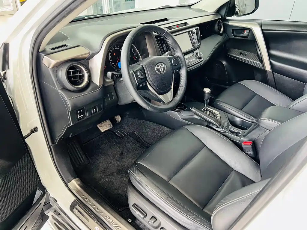 Toyota RAV4 2016 — фото 12