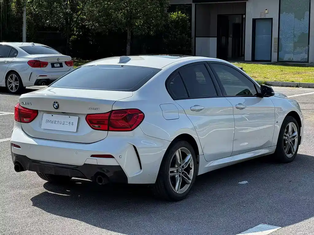 BMW 1 Series 2021 — фото 12