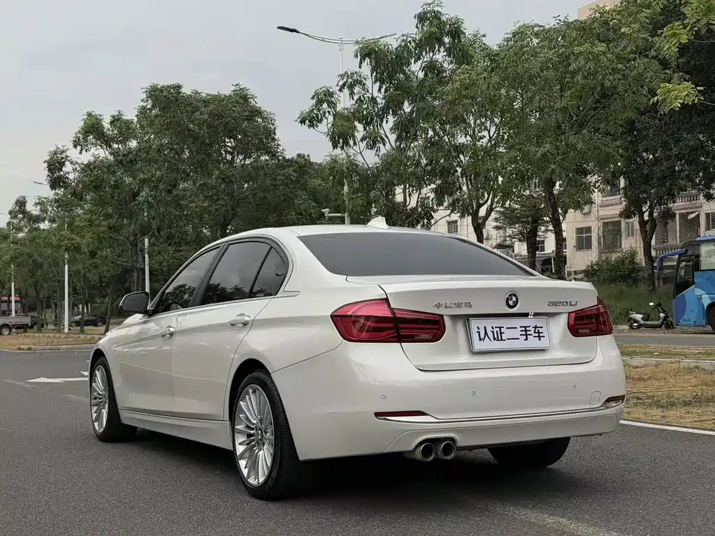BMW 3 Series 2018 — фото 24