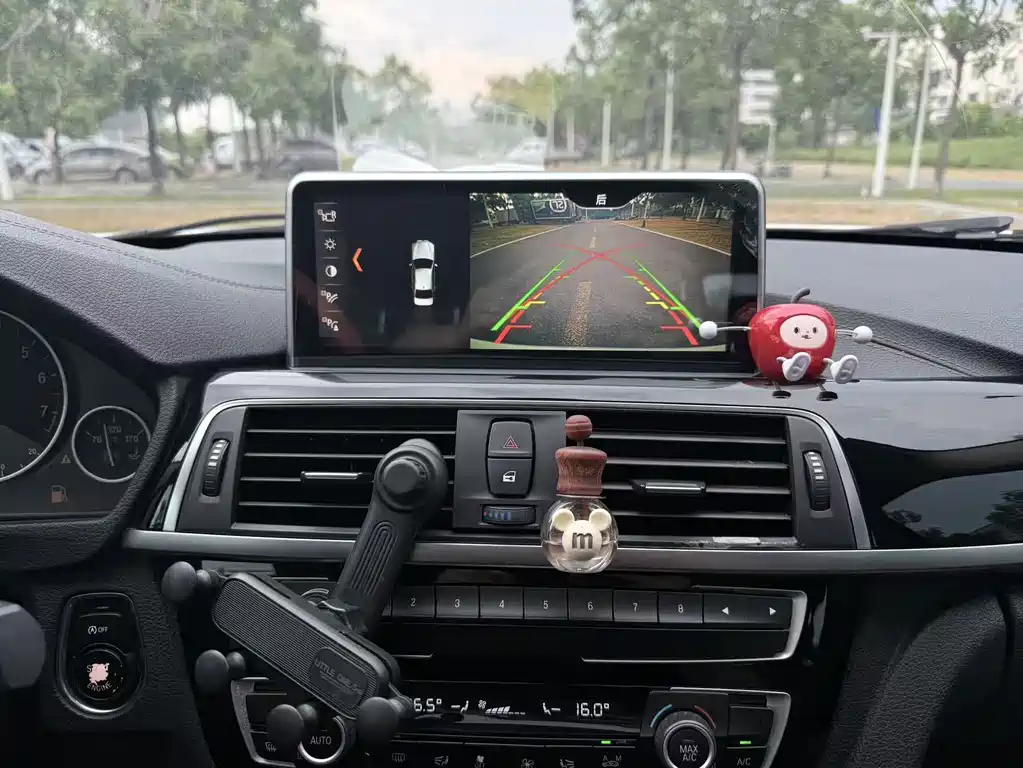 BMW 3 Series 2018 — фото 11