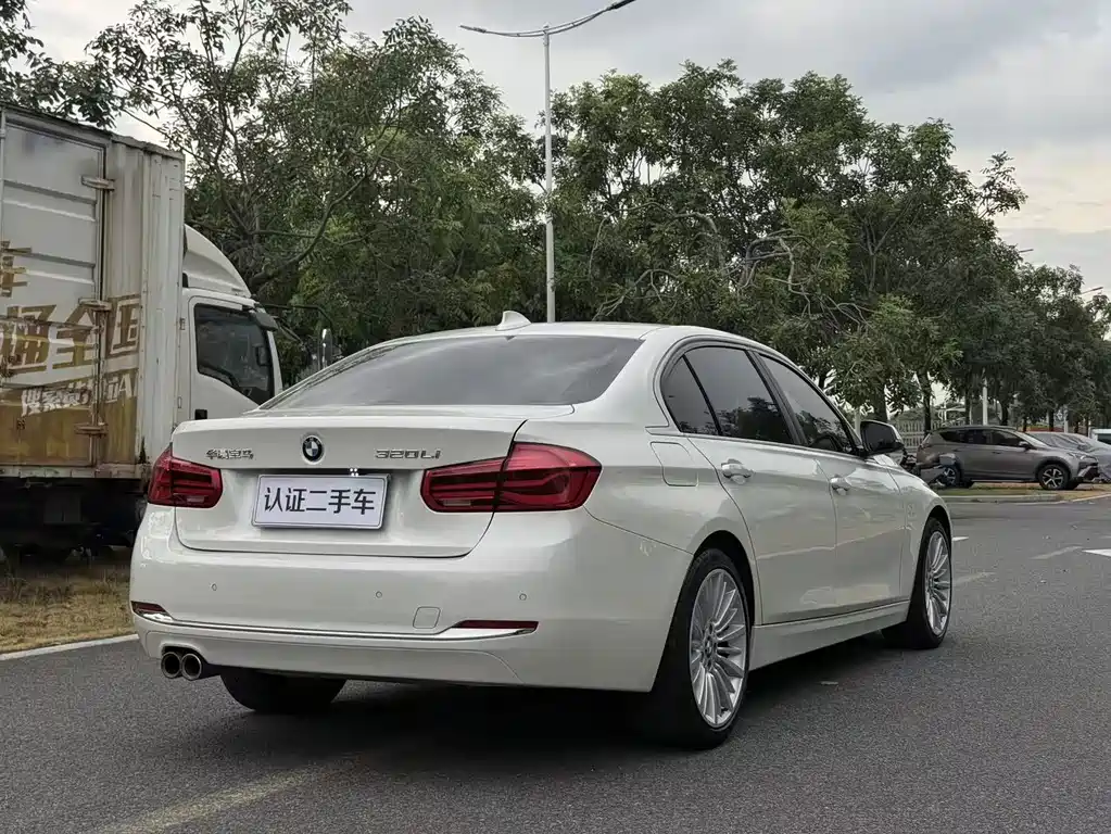 BMW 3 Series 2018 — фото 22