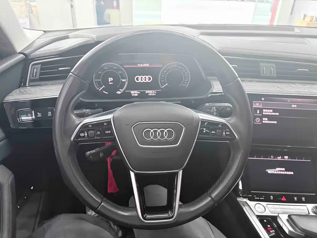 Audi e-tron 2021 — фото 10
