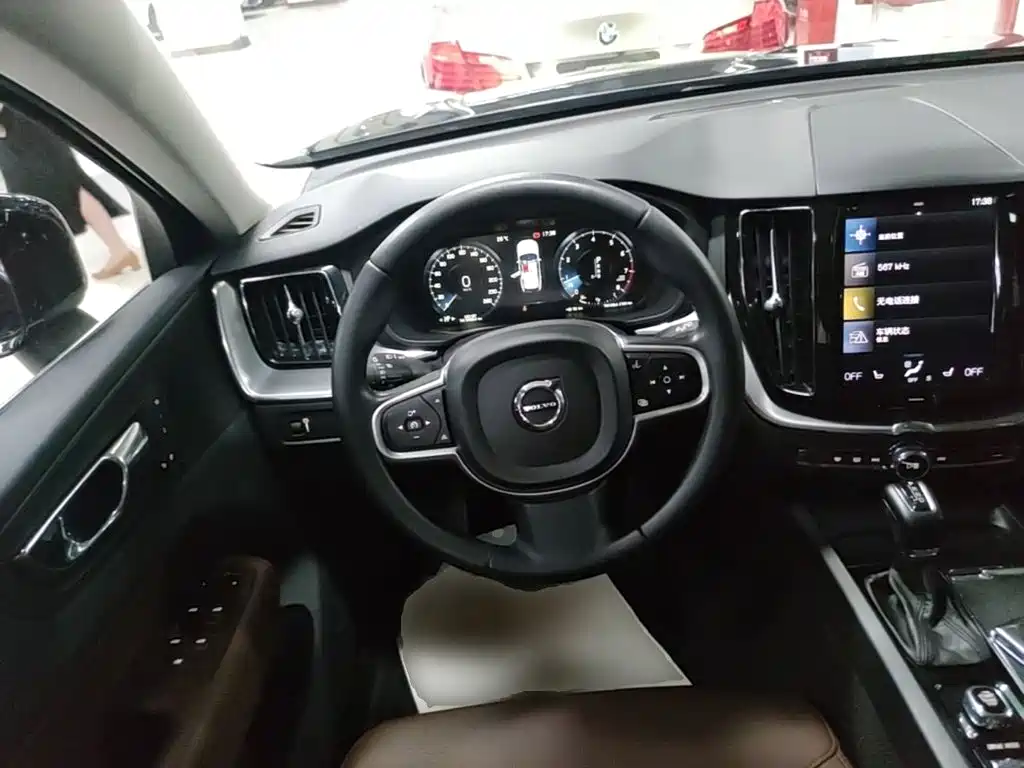 Volvo XC60 2019 — фото 11
