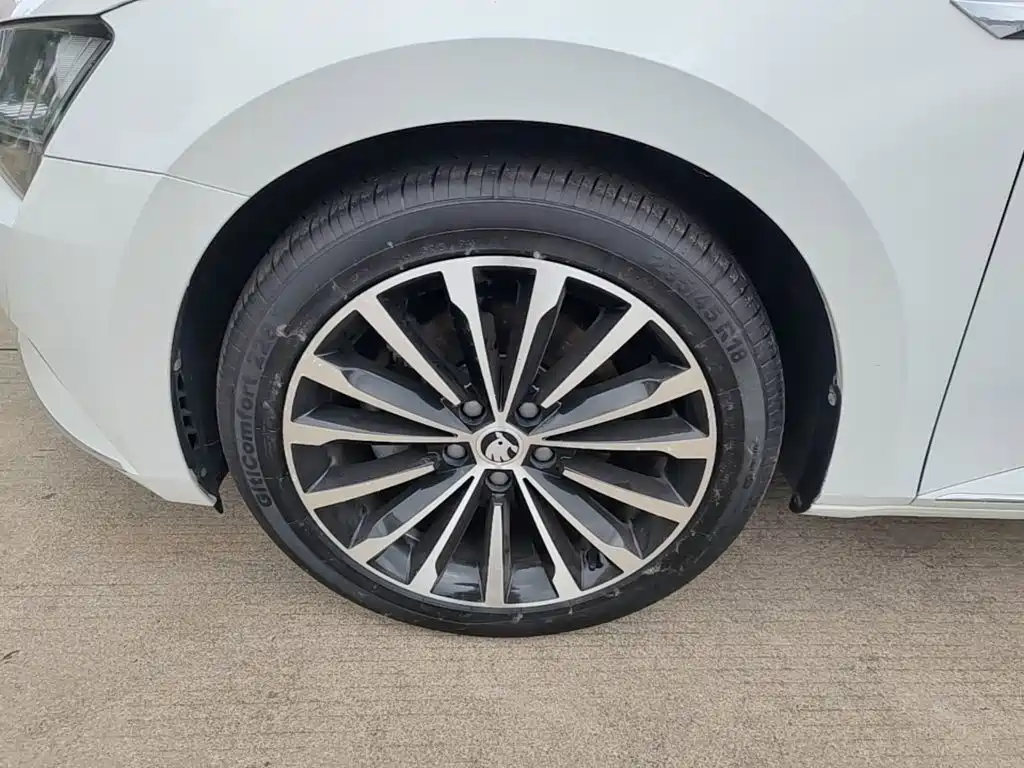 Skoda Superb 2019 — фото 23