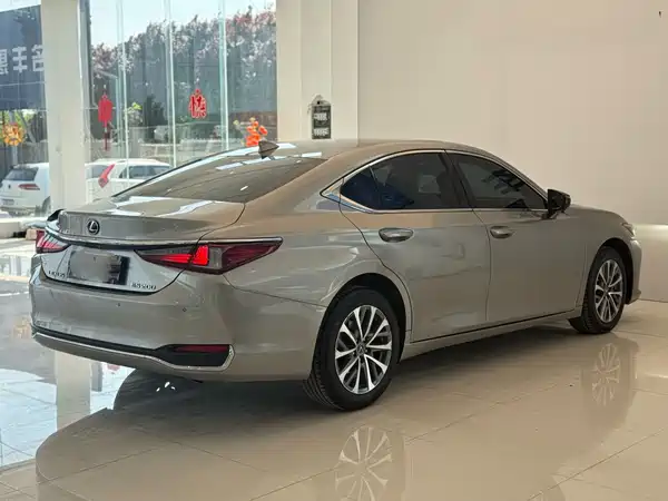 Lexus ES 2021
