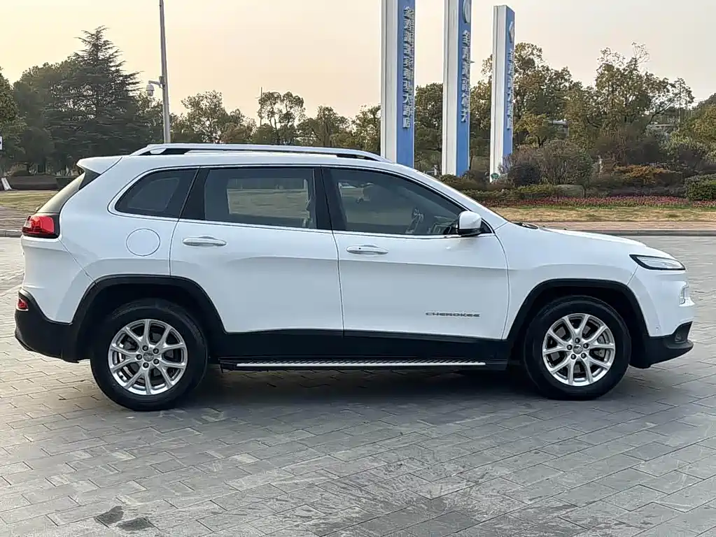 Jeep Cherokee 2015 — фото 8