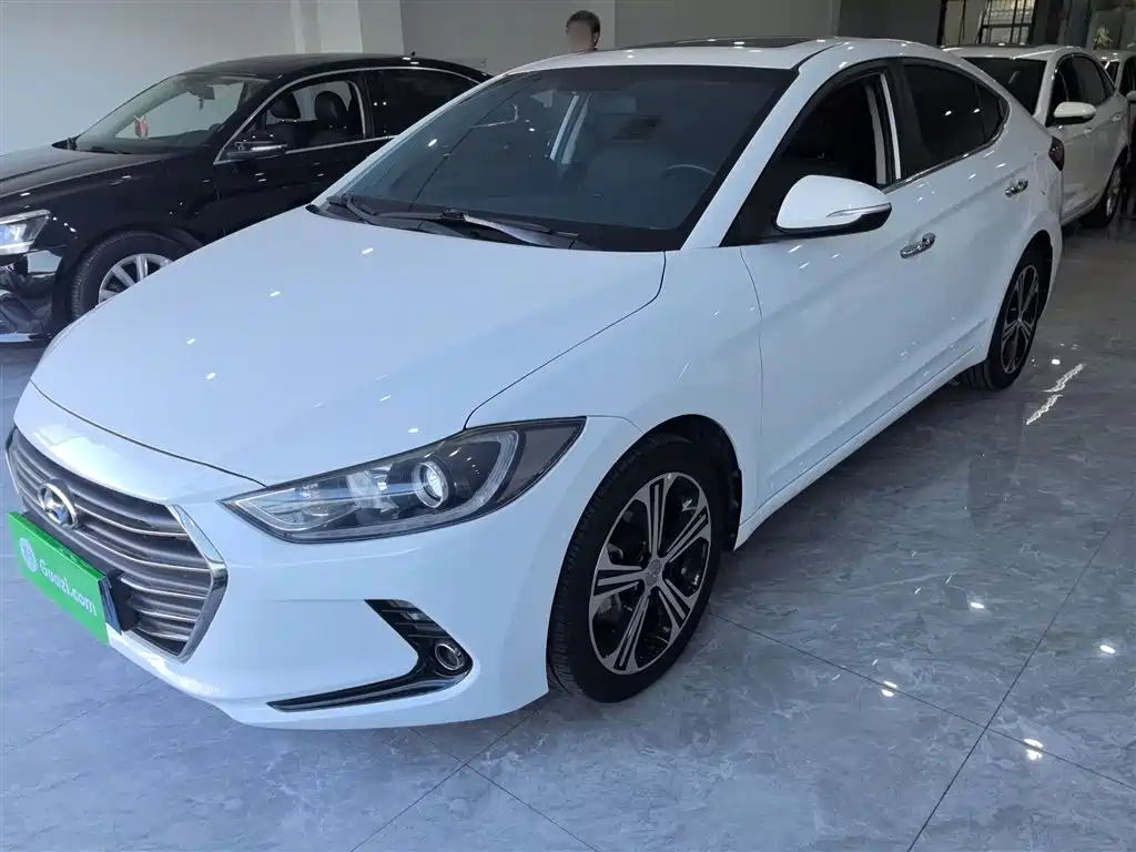 Hyundai Elantra 2019 — фото 1