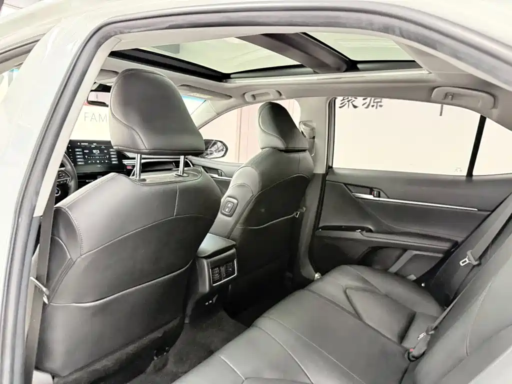 Toyota Camry 2022 — фото 11