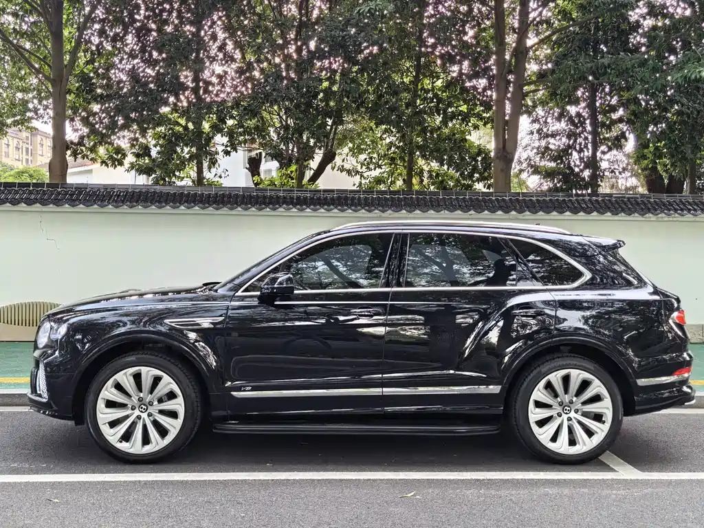 Bentley Bentayga 2023 — фото 2