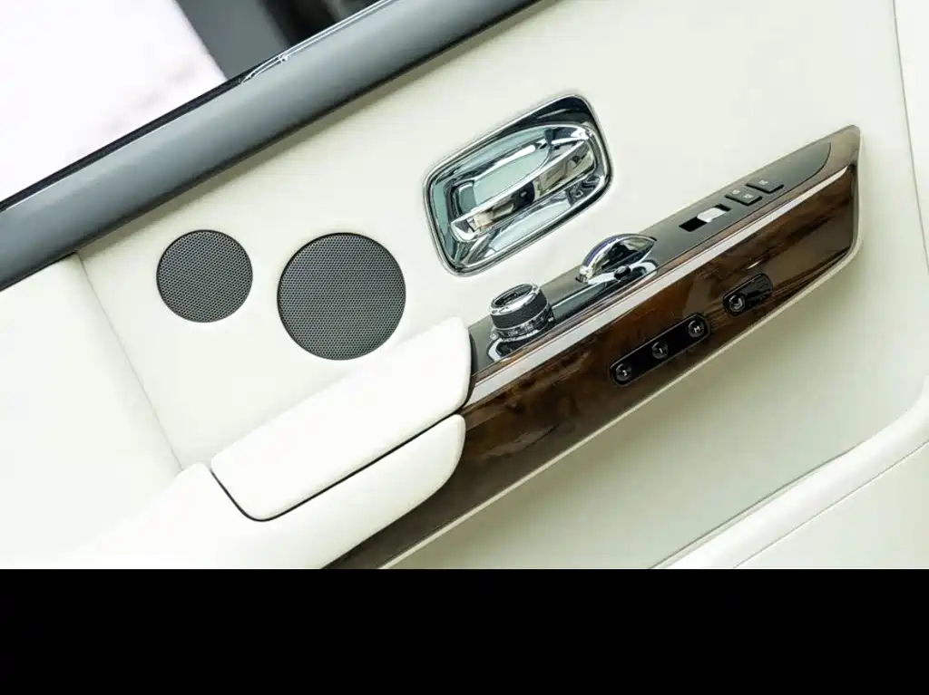 Rolls-Royce Phantom 2018 — фото 18