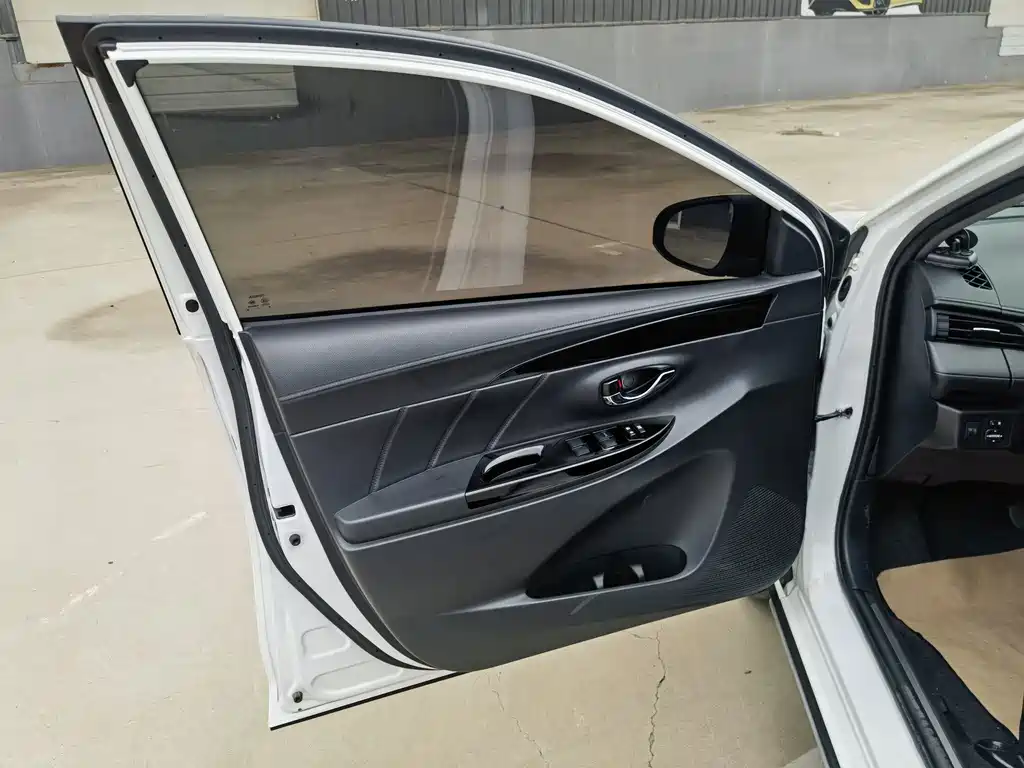 Toyota Yaris L 2021 — фото 10