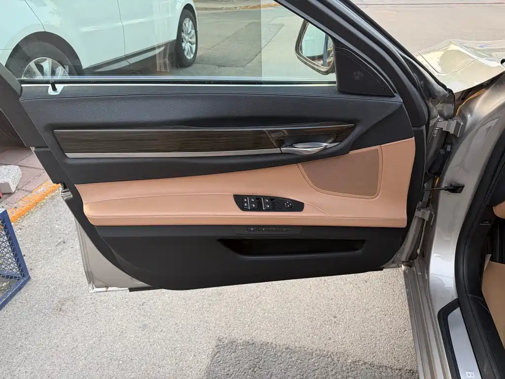BMW 7 Series 2012 — фото 12