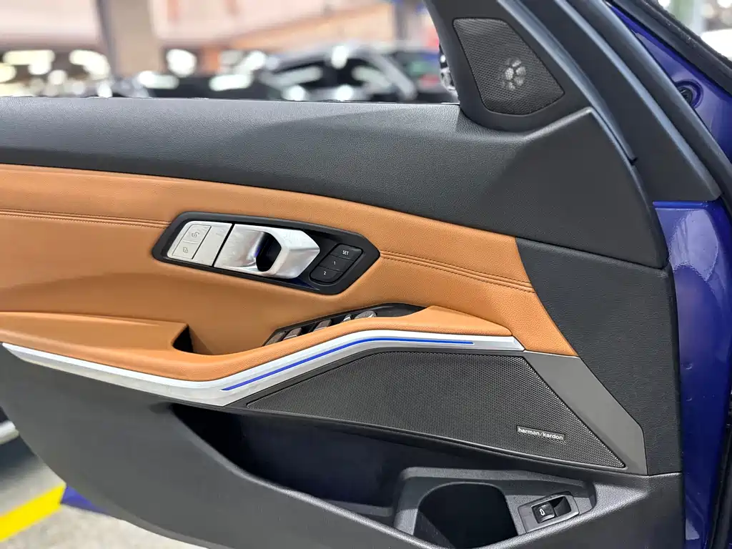 BMW 3 Series 2019 — фото 25