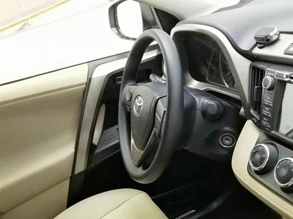Toyota RAV4 2015 — фото 22