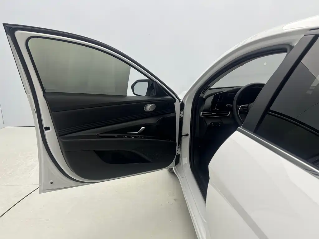 Hyundai Elantra 2023 — фото 21