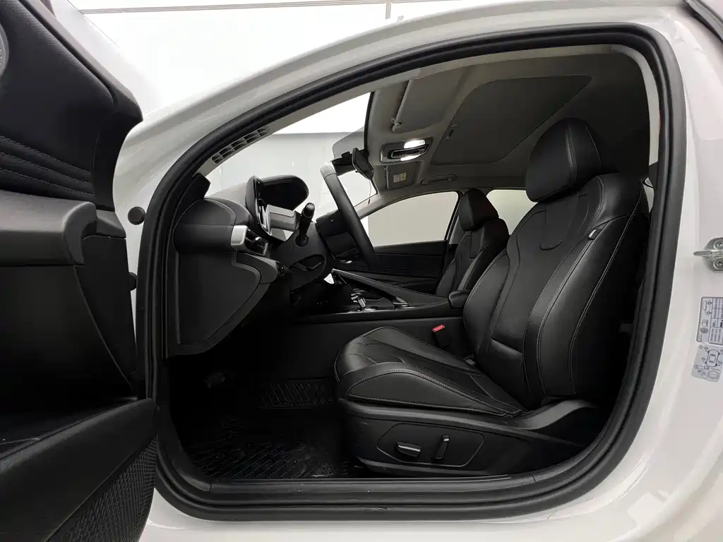 Hyundai Elantra 2023 — фото 17