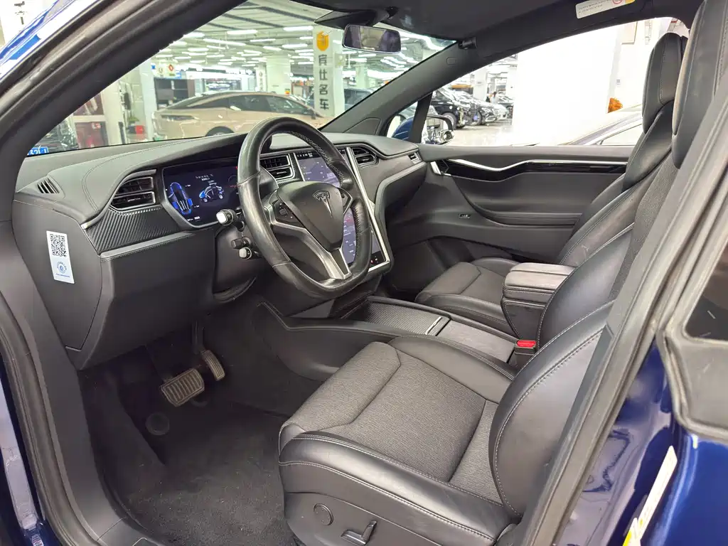 Tesla Model X 2018 — фото 11