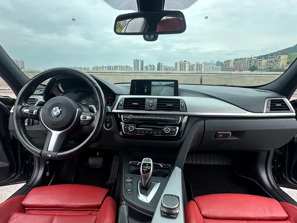BMW 3 Series 2018 — фото 14