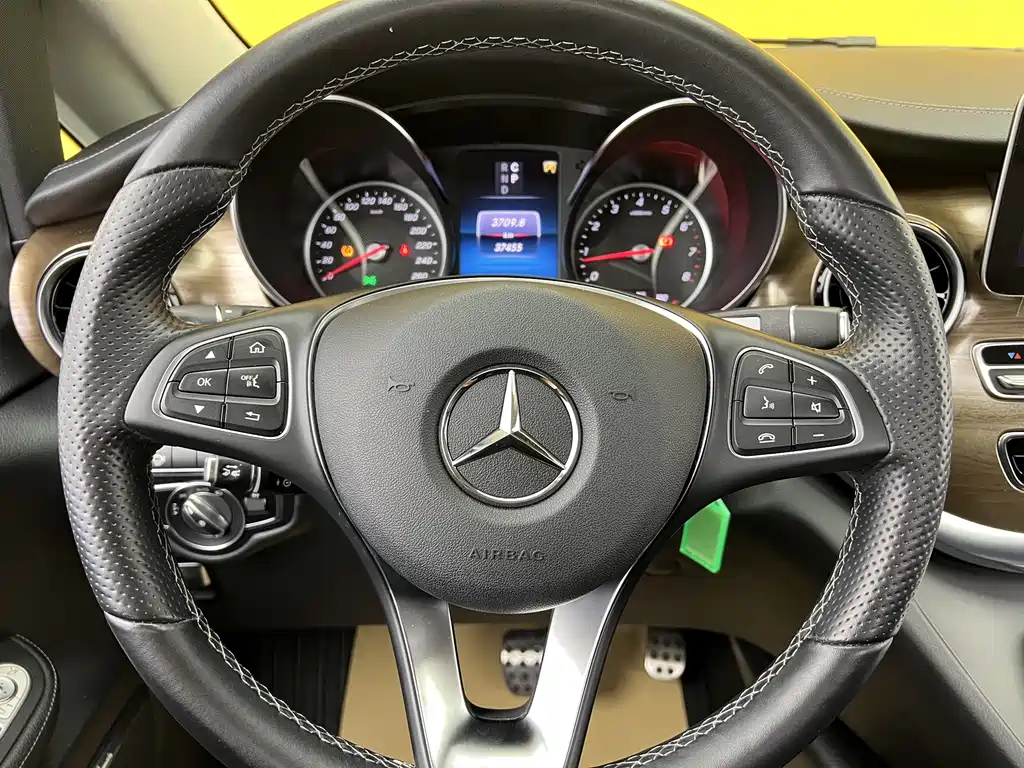 Mercedes-Benz V-Class 2023 — фото 12