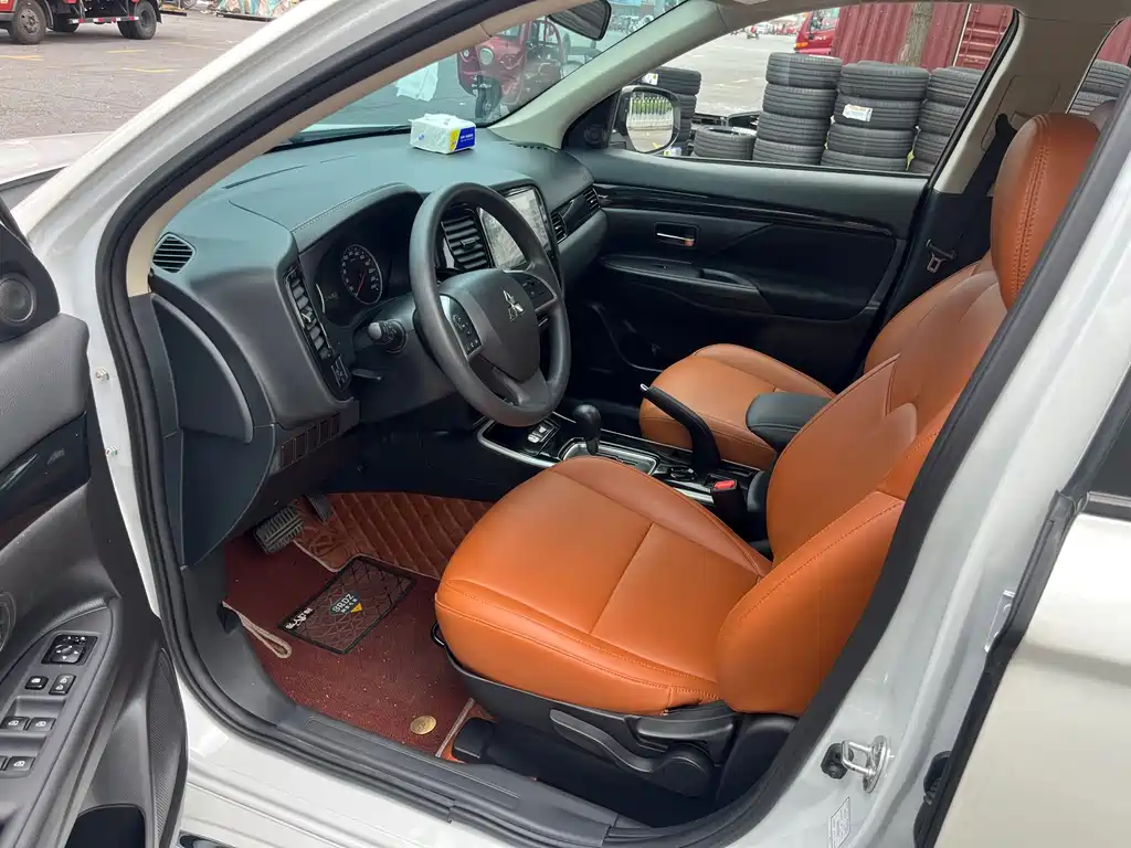Mitsubishi Outlander 2023 — фото 10