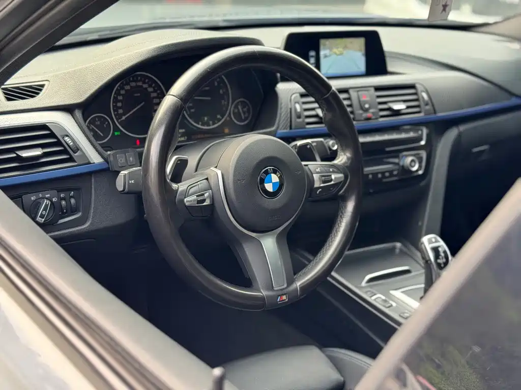 BMW 3 Series 2019 — фото 35