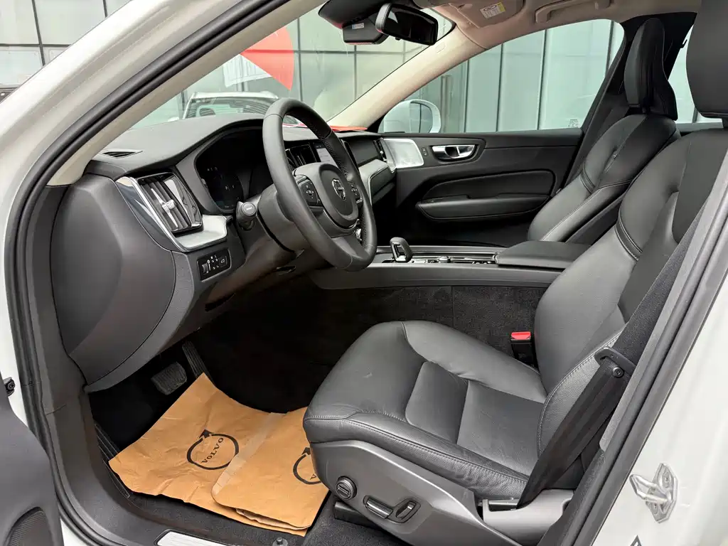 Volvo XC60 2021 — фото 10
