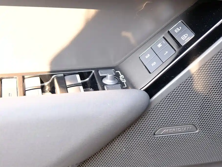 Land Rover Velar 2025 — фото 19